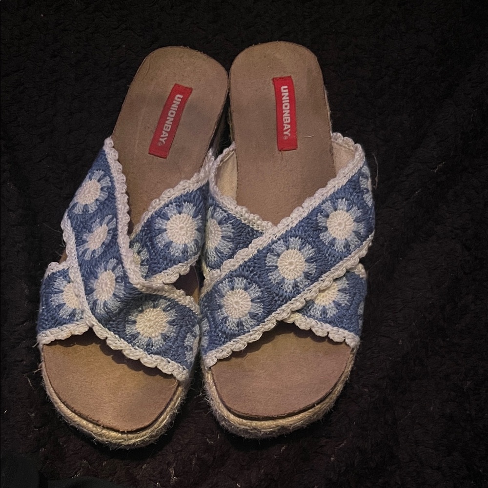 UNIONBAY Women's Blue and White Floral Sandals